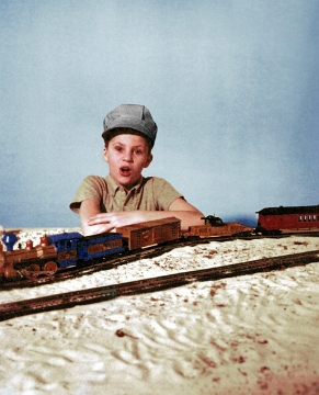 Boy with Washington Set This is probably a rejected shot as a similar shot in which the boy had a more normal expression on his face is the one that was used in the advertising. The locomotive shown has a diamond stack and is the production prototype for this locomotive. The actual locomotive had the same funnel stack used on the Franklin locomotive. The illustrations in the next two slides are from the 1960 catalogs.