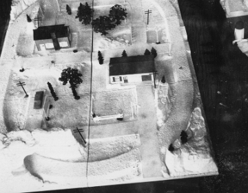 This simple layout is assembled from panels that resemble production types. One difference that can be seen is a "snow tunnel" at the lower left that is quite different from the production panels. This may be a prototype for the Winter Wonderland set.